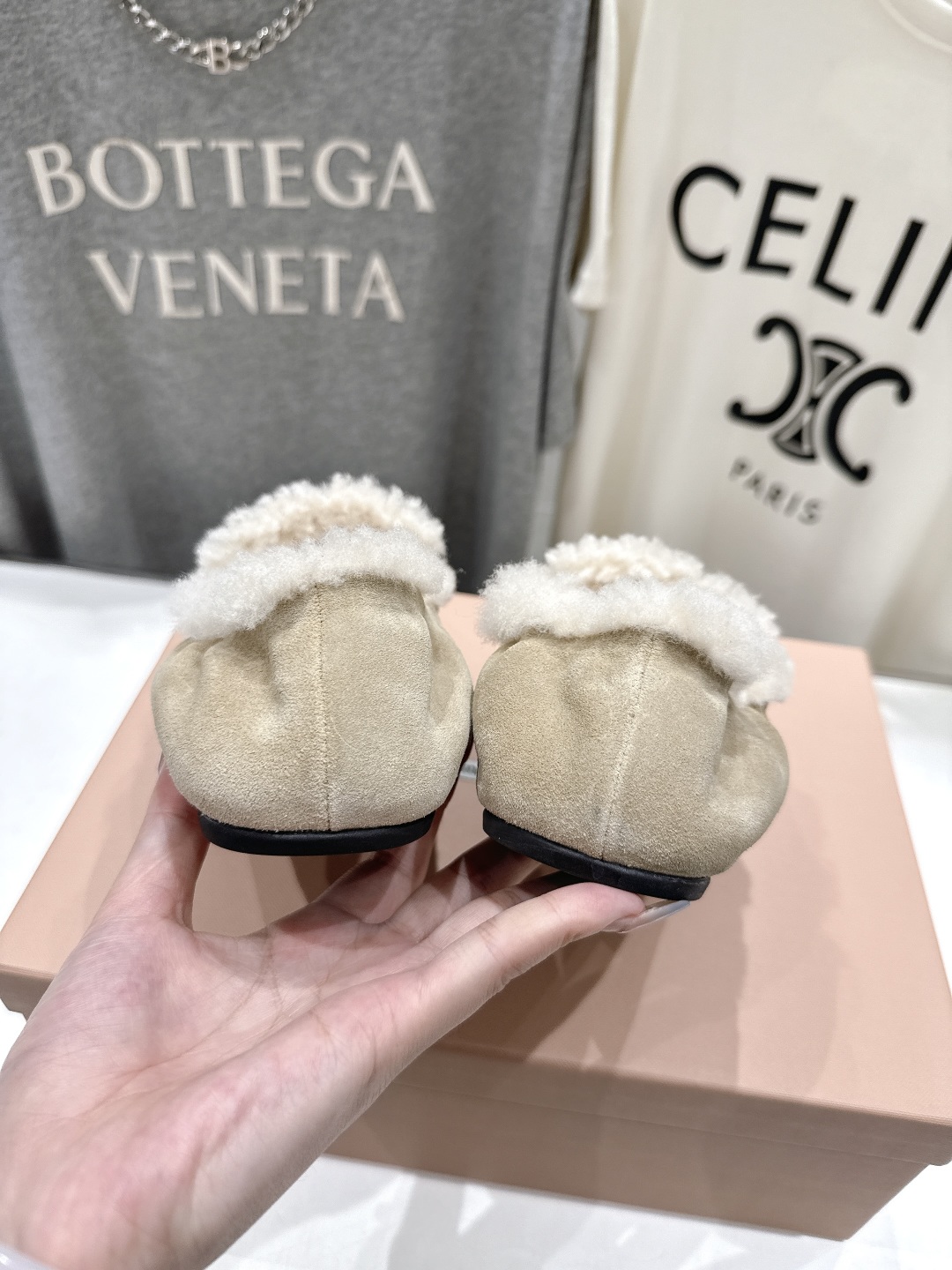 高版本出厂
 MiuMiu/缪缪2025ss秋冬走秀款一脚蹬驾车鞋加毛乐福鞋毛毛鞋
这款永不过时的反绒皮