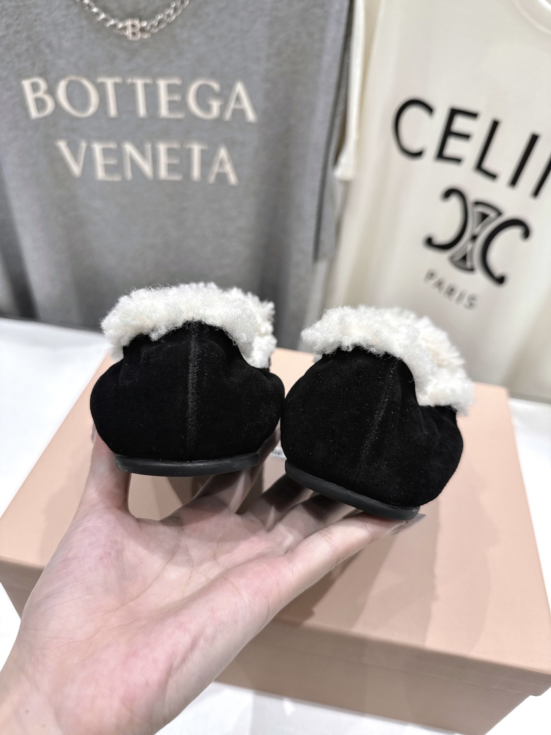 高版本出厂
 MiuMiu/缪缪2025ss秋冬走秀款一脚蹬驾车鞋加毛乐福鞋毛毛鞋
这款永不过时的反绒皮