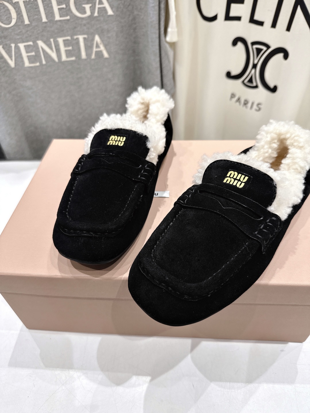 高版本出厂
 MiuMiu/缪缪2025ss秋冬走秀款一脚蹬驾车鞋加毛乐福鞋毛毛鞋
这款永不过时的反绒皮