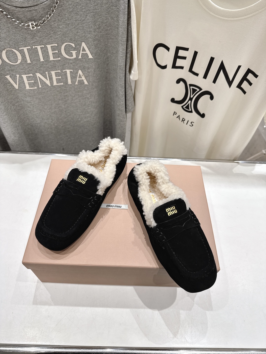 高版本出厂
 MiuMiu/缪缪2025ss秋冬走秀款一脚蹬驾车鞋加毛乐福鞋毛毛鞋
这款永不过时的反绒皮