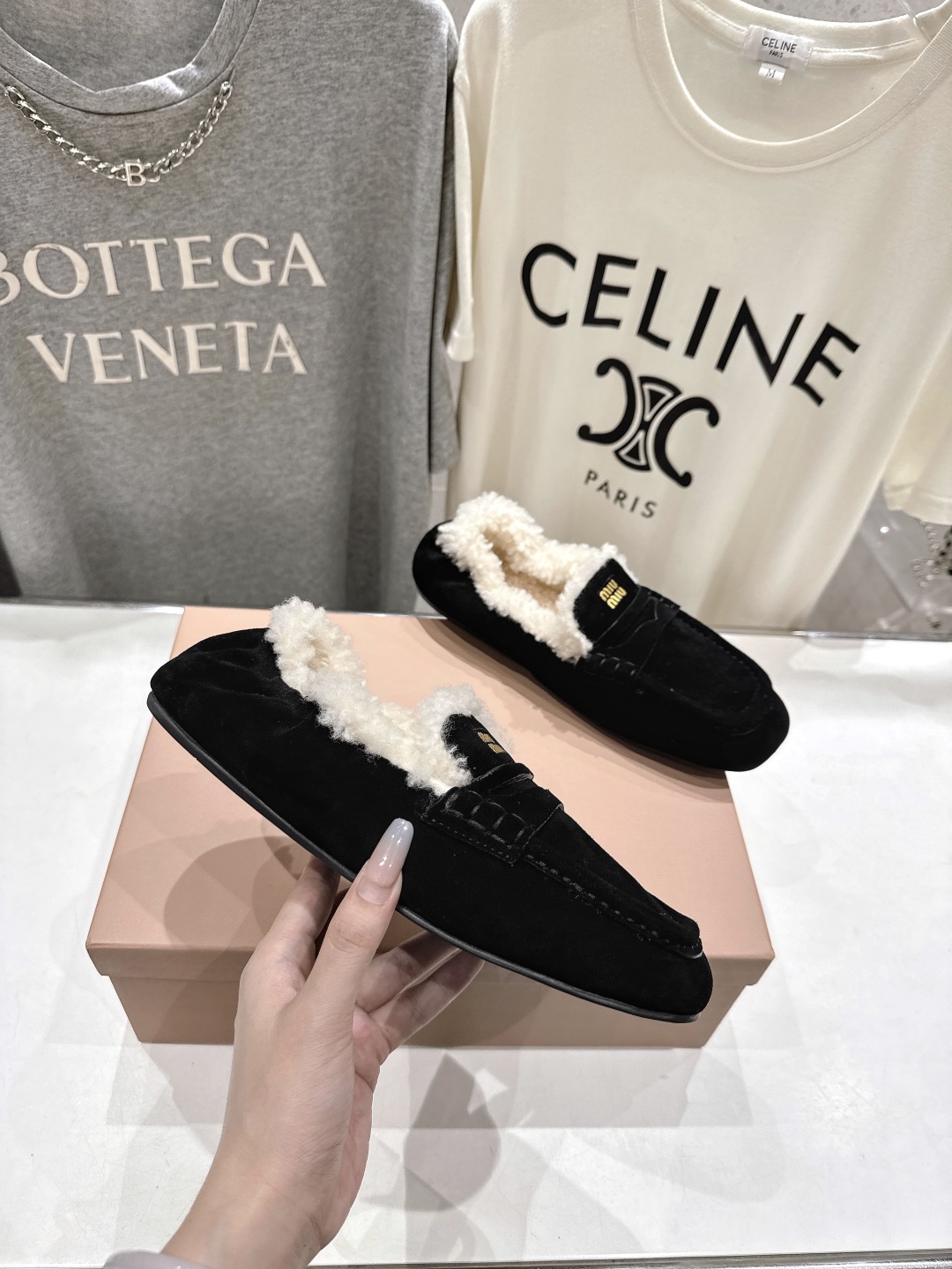 高版本出厂
 MiuMiu/缪缪2025ss秋冬走秀款一脚蹬驾车鞋加毛乐福鞋毛毛鞋
这款永不过时的反绒皮