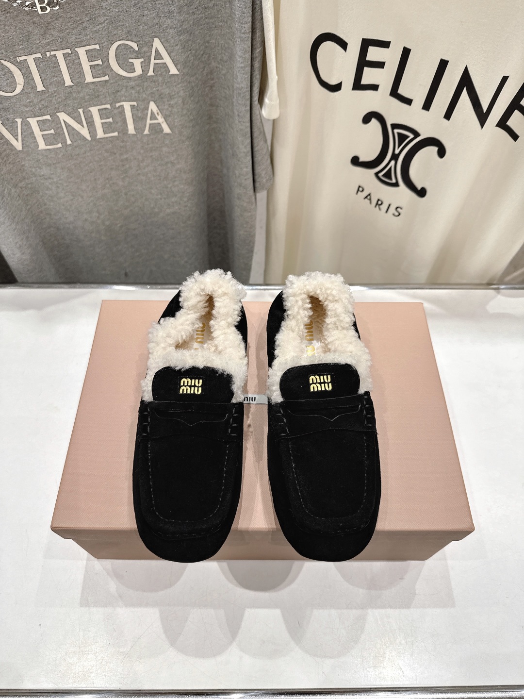 高版本出厂
 MiuMiu/缪缪2025ss秋冬走秀款一脚蹬驾车鞋加毛乐福鞋毛毛鞋
这款永不过时的反绒皮