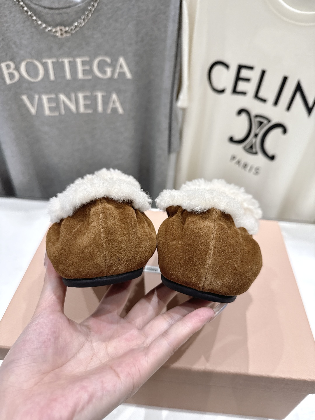 高版本出厂
 MiuMiu/缪缪2025ss秋冬走秀款一脚蹬驾车鞋加毛乐福鞋毛毛鞋
这款永不过时的反绒皮