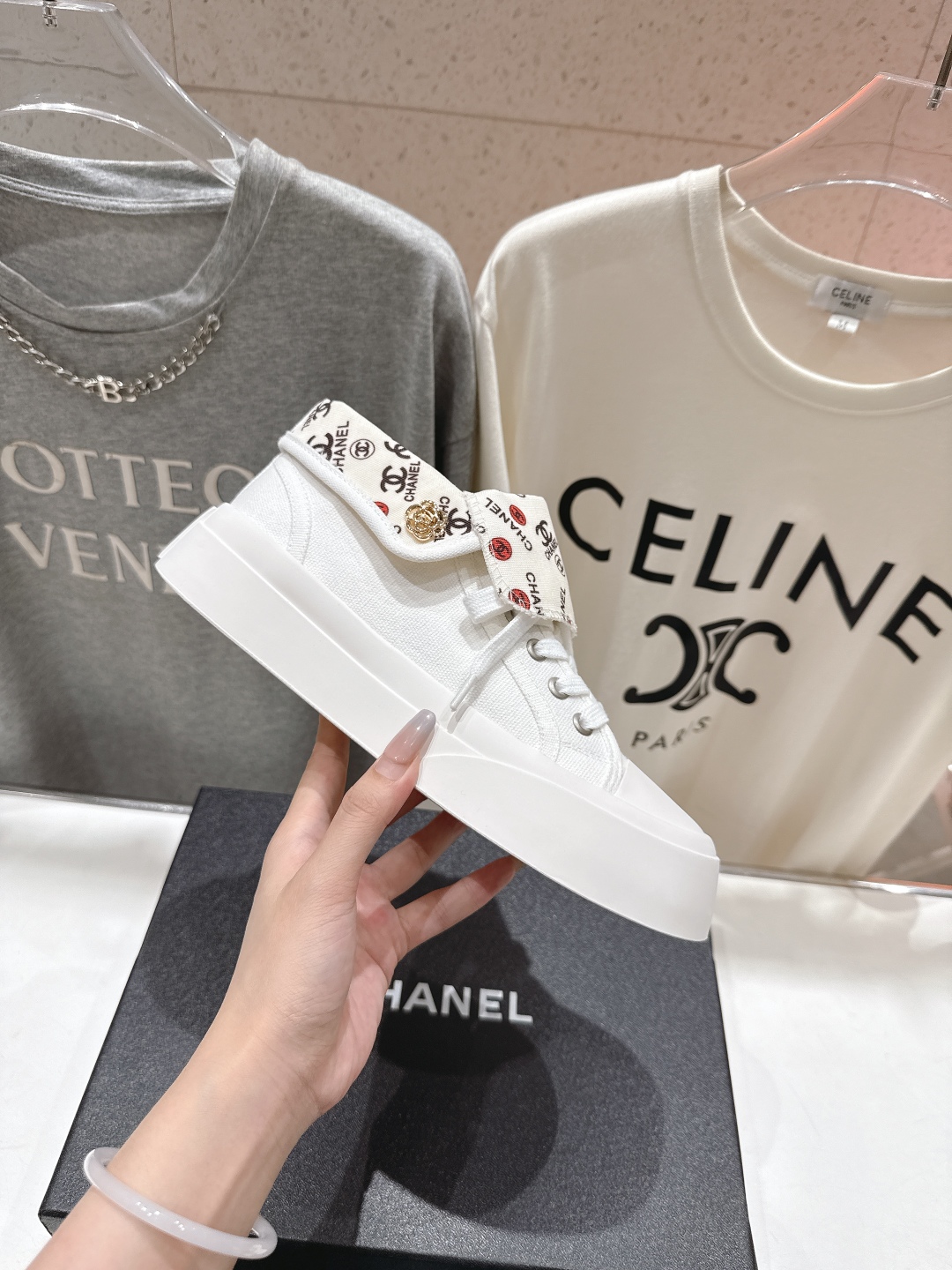 高版本出厂  
  Chanel* 小香2025ss最新款帆布鞋休闲鞋，目前超级流行的饼干鞋
网红明星小