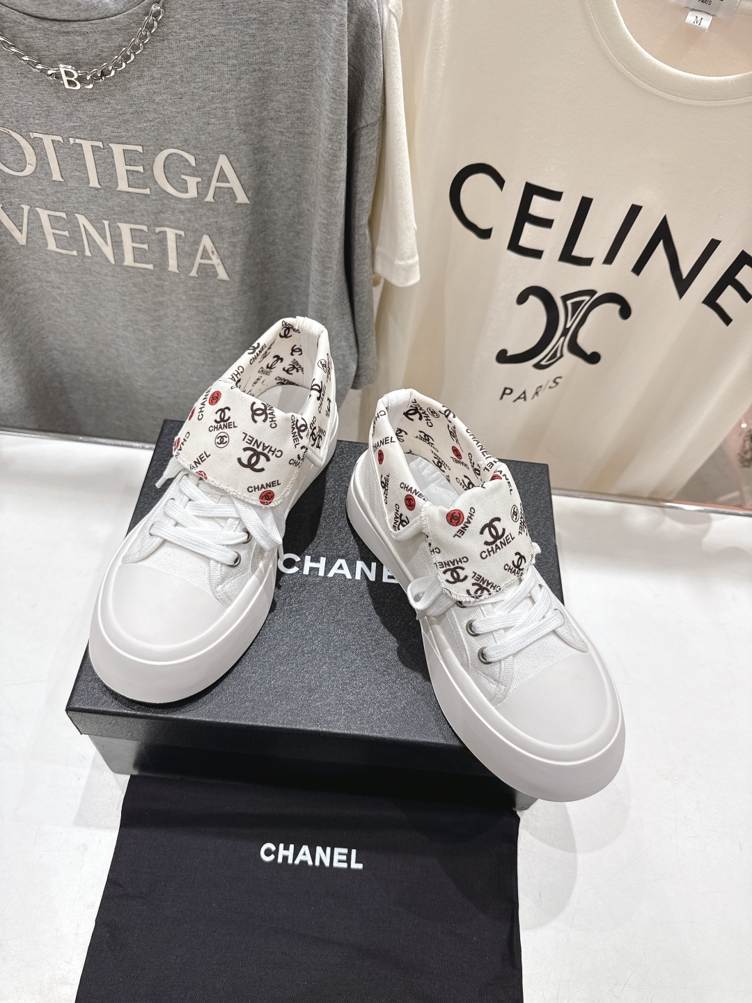 高版本出厂  
  Chanel* 小香2025ss最新款帆布鞋休闲鞋，目前超级流行的饼干鞋
网红明星小