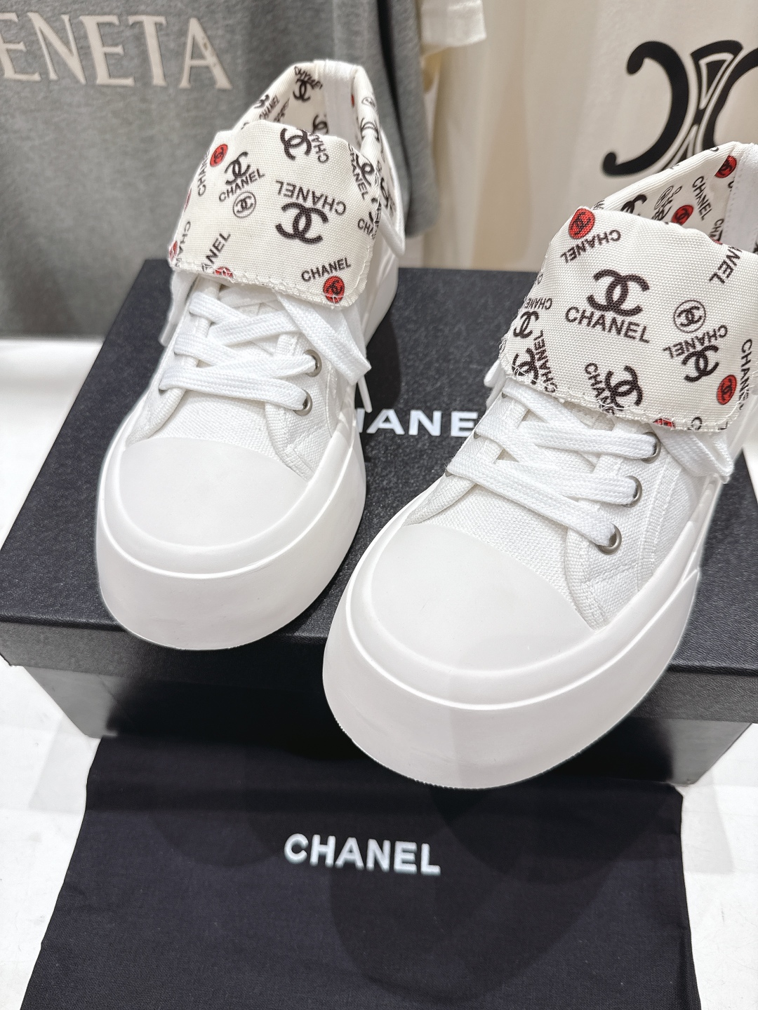 高版本出厂  
  Chanel* 小香2025ss最新款帆布鞋休闲鞋，目前超级流行的饼干鞋
网红明星小