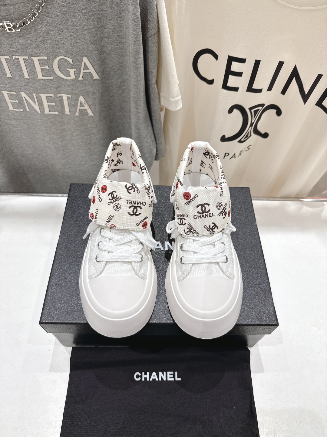 高版本出厂  
  Chanel* 小香2025ss最新款帆布鞋休闲鞋，目前超级流行的饼干鞋
网红明星小