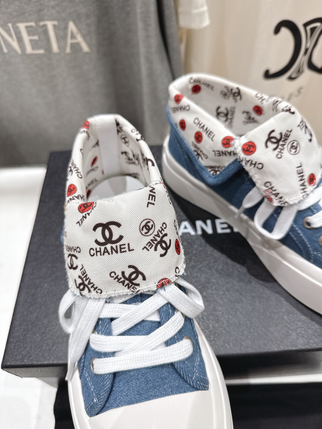 高版本出厂  
  Chanel* 小香2025ss最新款帆布鞋休闲鞋，目前超级流行的饼干鞋
网红明星小
