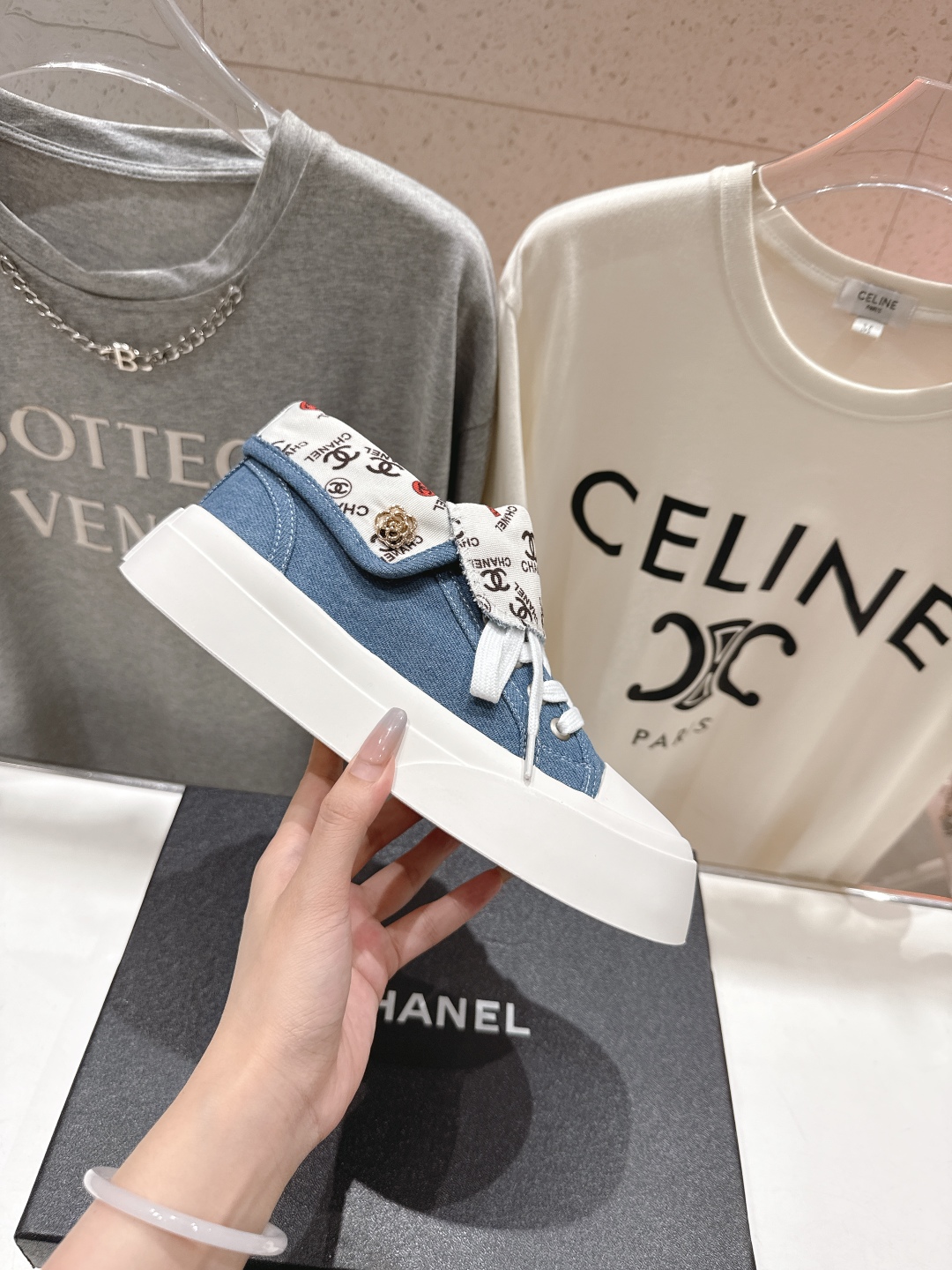 高版本出厂  
  Chanel* 小香2025ss最新款帆布鞋休闲鞋，目前超级流行的饼干鞋
网红明星小