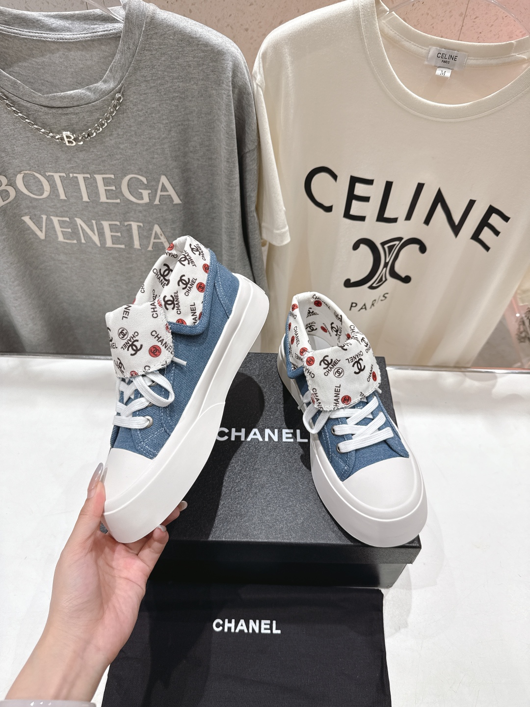 高版本出厂  
  Chanel* 小香2025ss最新款帆布鞋休闲鞋，目前超级流行的饼干鞋
网红明星小