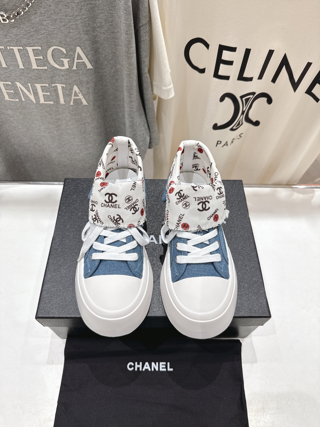 高版本出厂  
  Chanel* 小香2025ss最新款帆布鞋休闲鞋，目前超级流行的饼干鞋
网红明星小