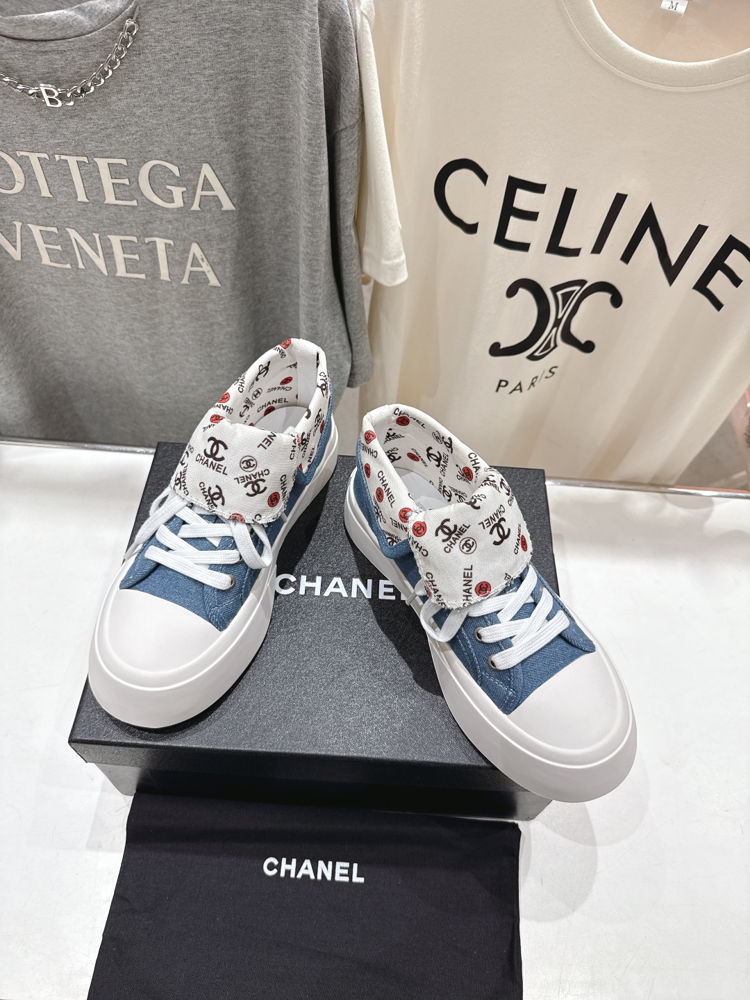 高版本出厂  
  Chanel* 小香2025ss最新款帆布鞋休闲鞋，目前超级流行的饼干鞋
网红明星小