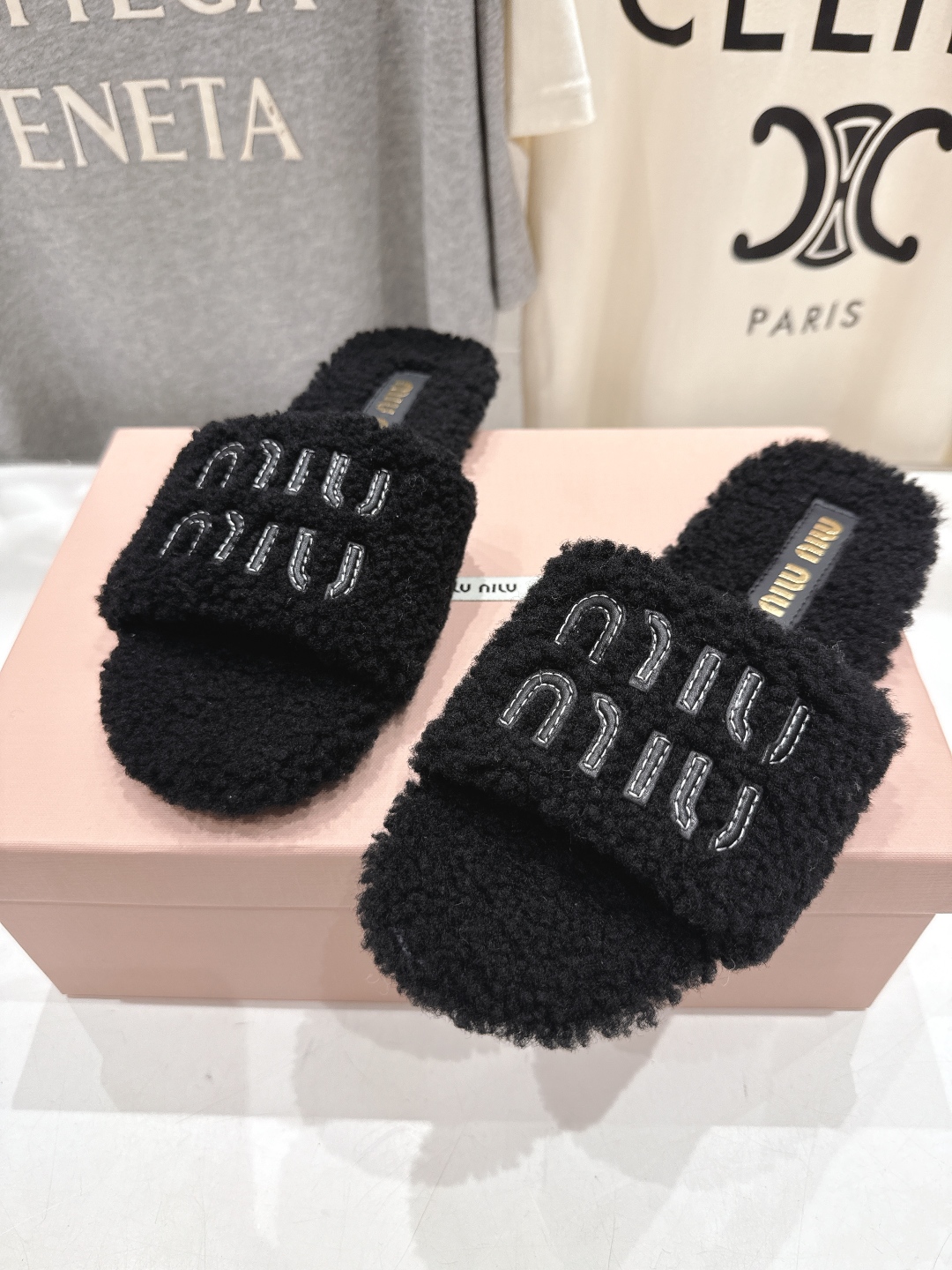 高版本出厂
 MiuMiu/缪缪25ss秋冬走秀新款·明星同款平底居家毛毛拖鞋，出现在各大时装杂志封面，