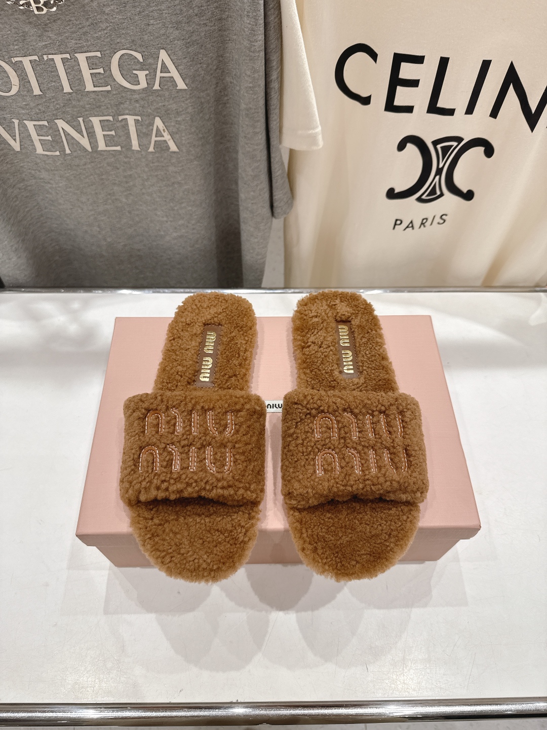 高版本出厂
 MiuMiu/缪缪25ss秋冬走秀新款·明星同款平底居家毛毛拖鞋，出现在各大时装杂志封面，