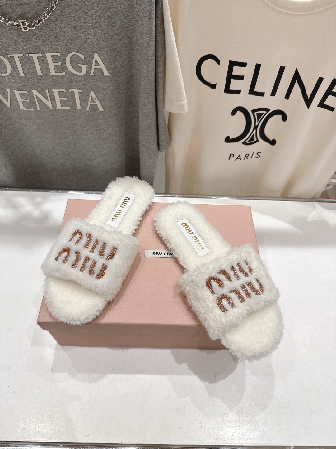 高版本出厂
 MiuMiu/缪缪25ss秋冬走秀新款·明星同款平底居家毛毛拖鞋，出现在各大时装杂志封面，