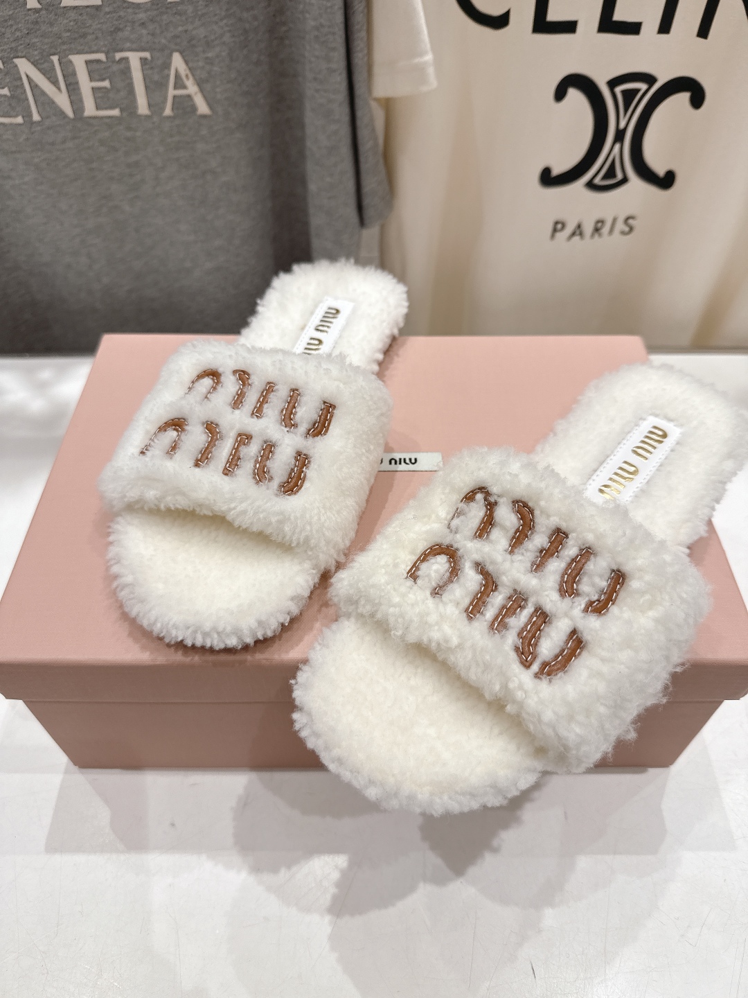 高版本出厂
 MiuMiu/缪缪25ss秋冬走秀新款·明星同款平底居家毛毛拖鞋，出现在各大时装杂志封面，