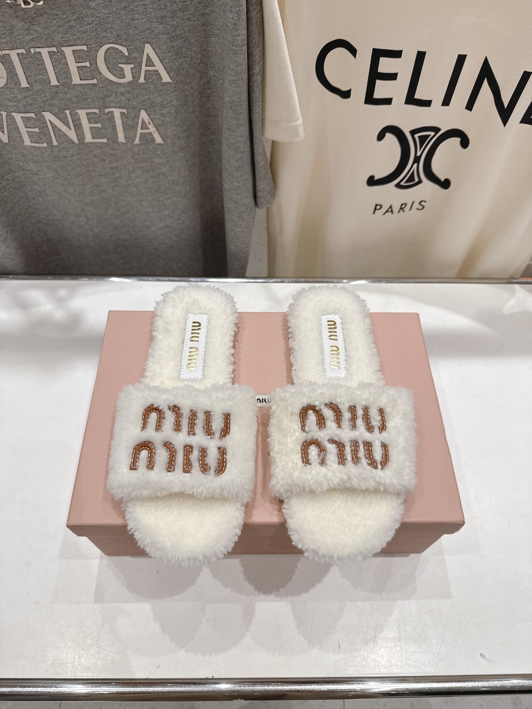 高版本出厂
 MiuMiu/缪缪25ss秋冬走秀新款·明星同款平底居家毛毛拖鞋，出现在各大时装杂志封面，