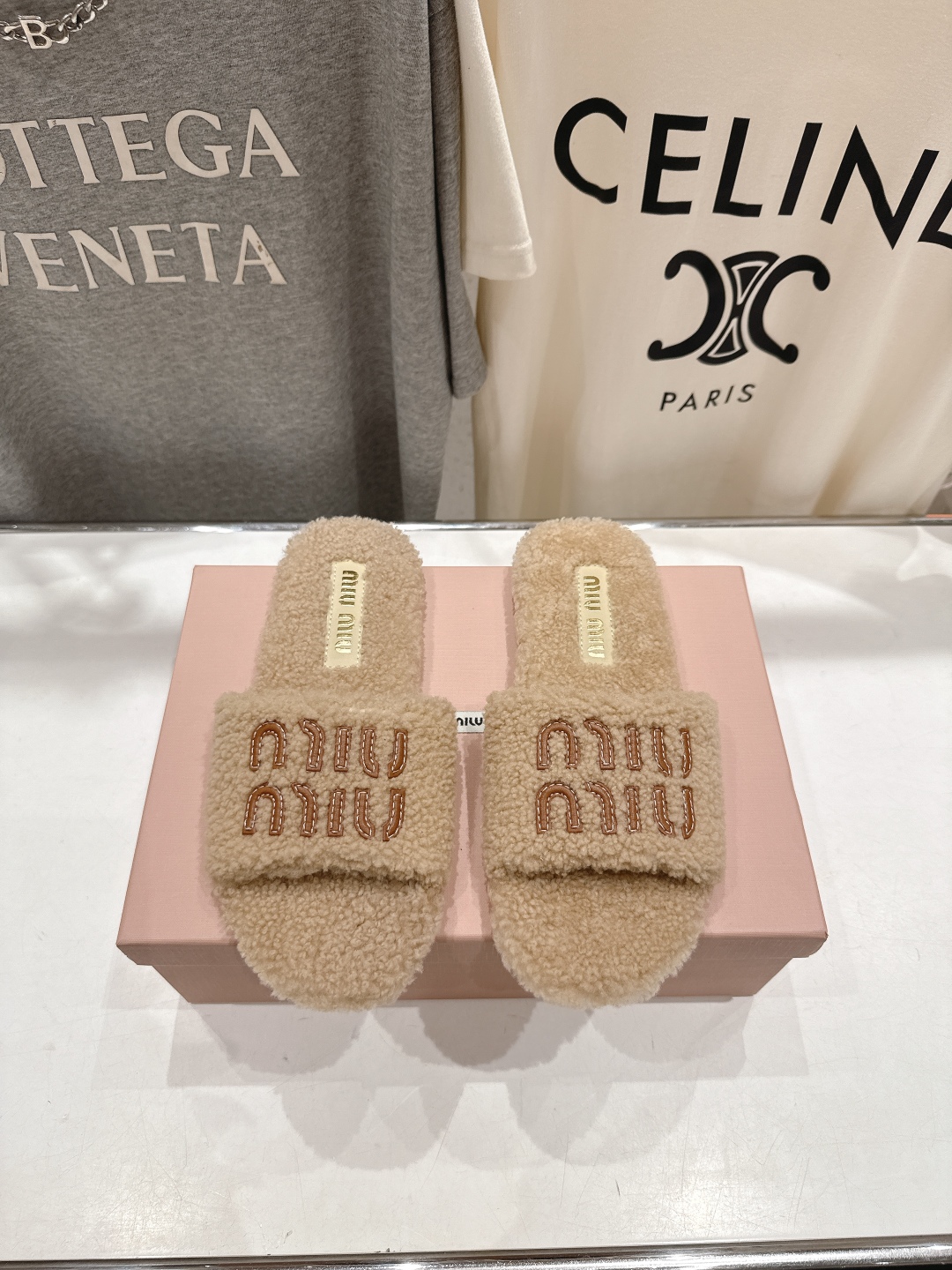高版本出厂
 MiuMiu/缪缪25ss秋冬走秀新款·明星同款平底居家毛毛拖鞋，出现在各大时装杂志封面，