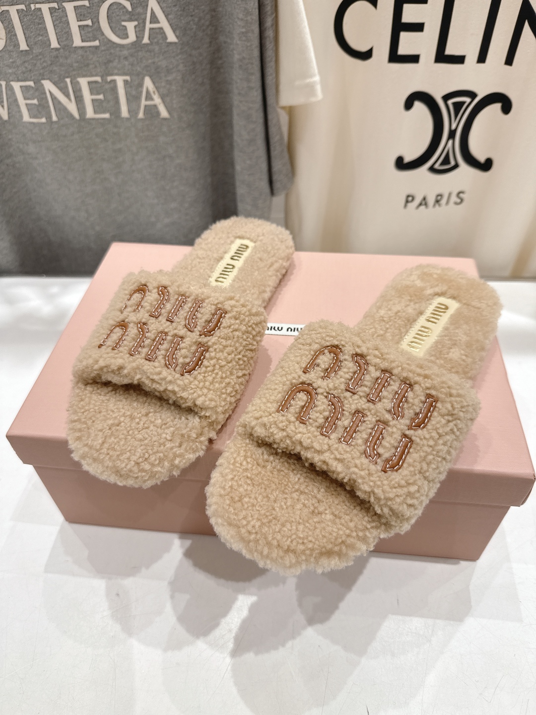 高版本出厂
 MiuMiu/缪缪25ss秋冬走秀新款·明星同款平底居家毛毛拖鞋，出现在各大时装杂志封面，