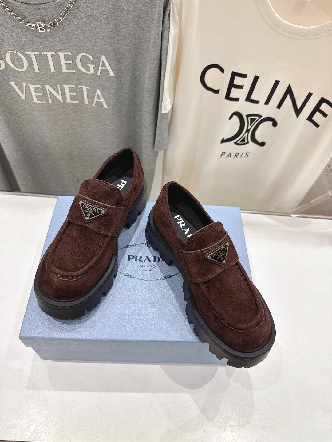 高版本出厂  
 prada* 普拉达ss25new arrival～P家2025ss新品三角扣单鞋乐福