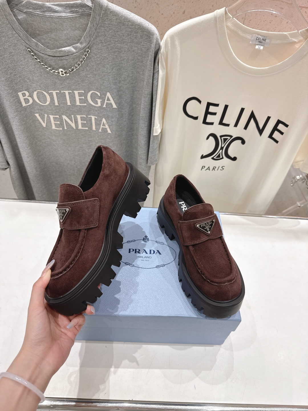 高版本出厂  
 prada* 普拉达ss25new arrival～P家2025ss新品三角扣单鞋乐福