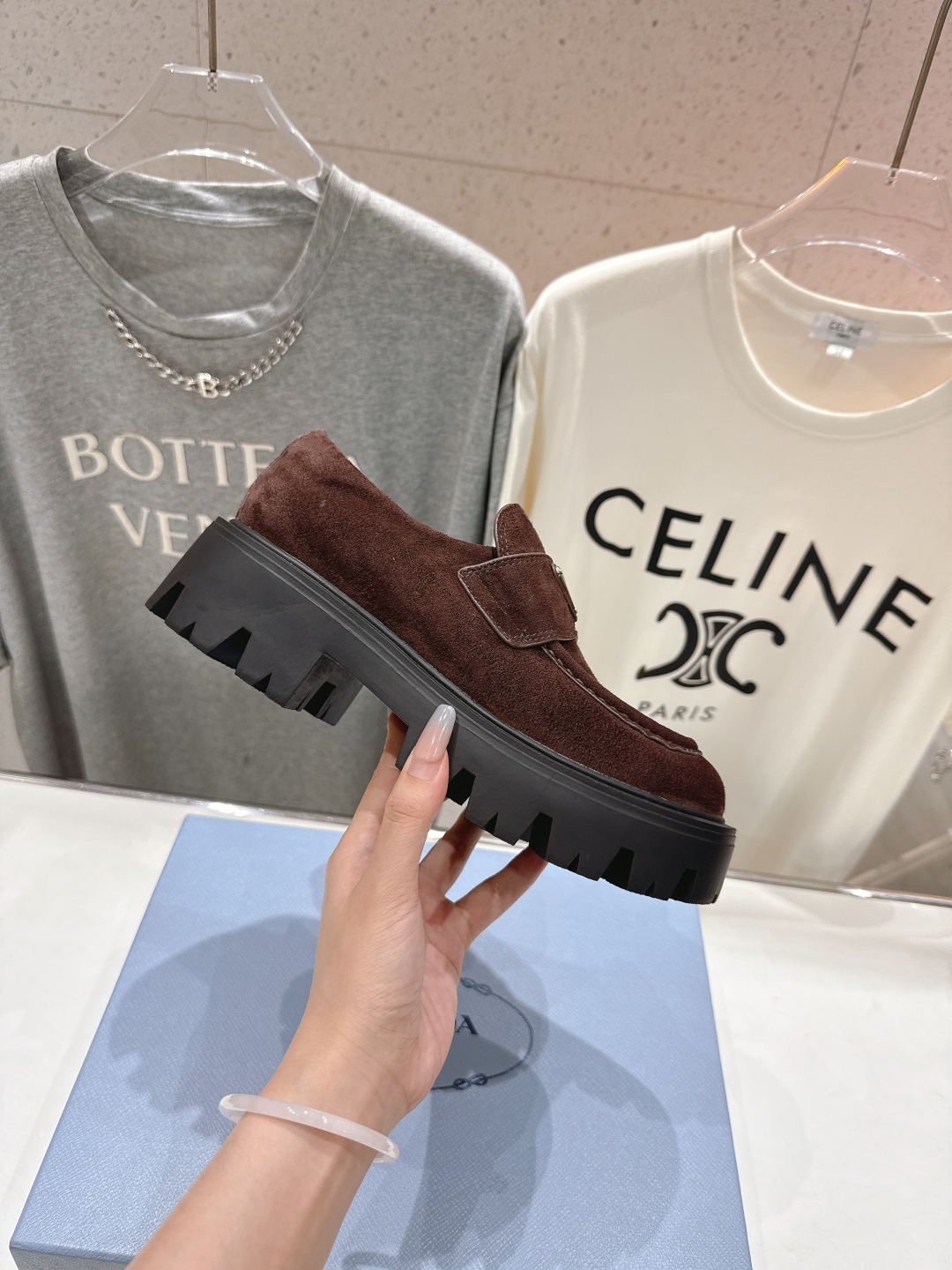 高版本出厂  
 prada* 普拉达ss25new arrival～P家2025ss新品三角扣单鞋乐福