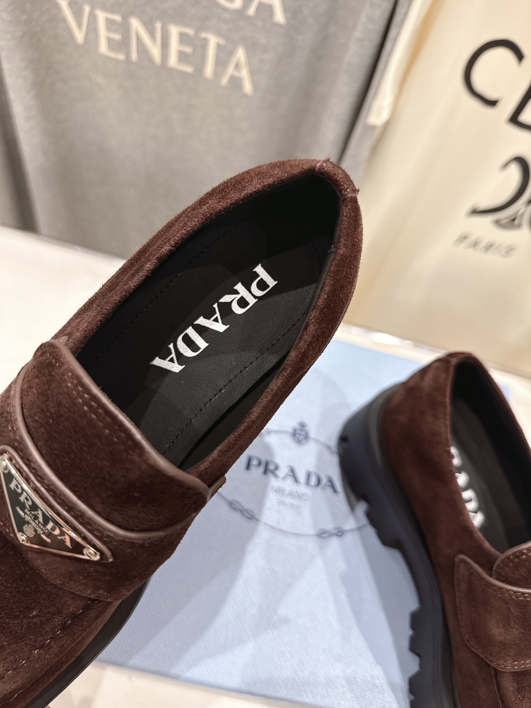 高版本出厂  
 prada* 普拉达ss25new arrival～P家2025ss新品三角扣单鞋乐福