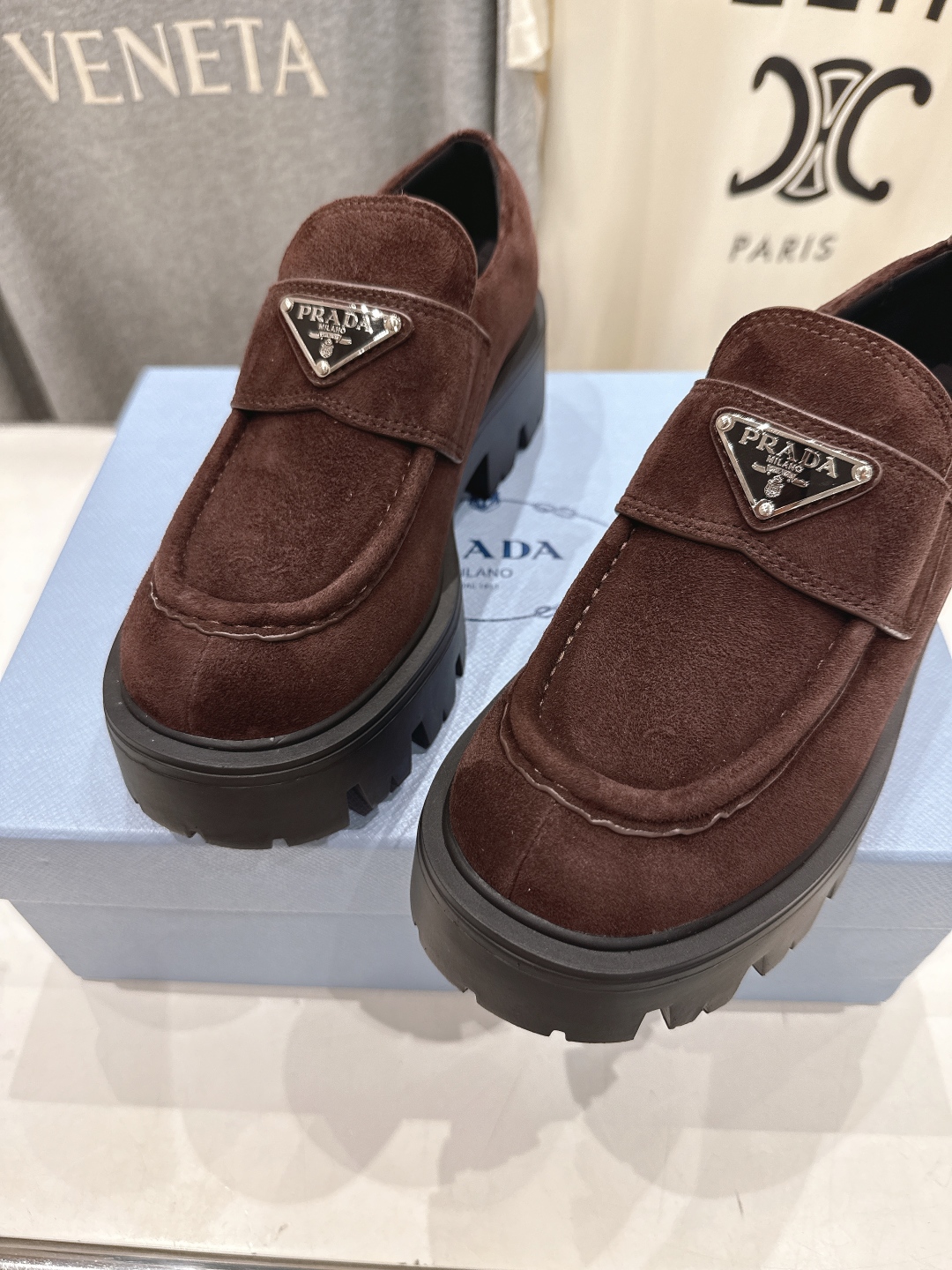 高版本出厂  
 prada* 普拉达ss25new arrival～P家2025ss新品三角扣单鞋乐福