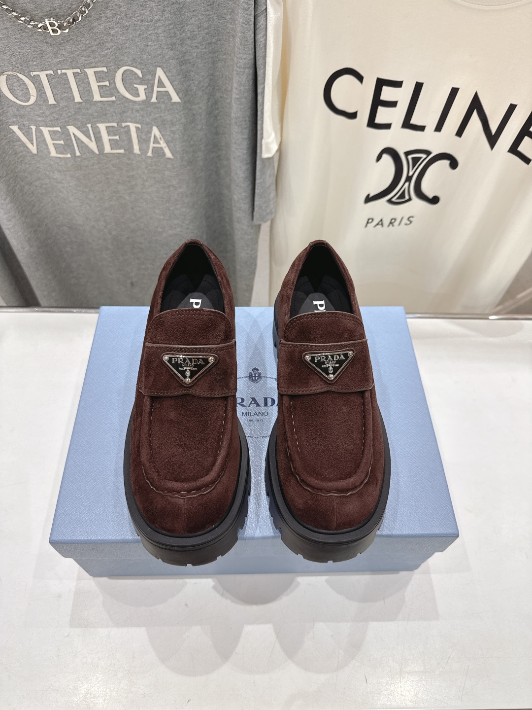 高版本出厂  
 prada* 普拉达ss25new arrival～P家2025ss新品三角扣单鞋乐福