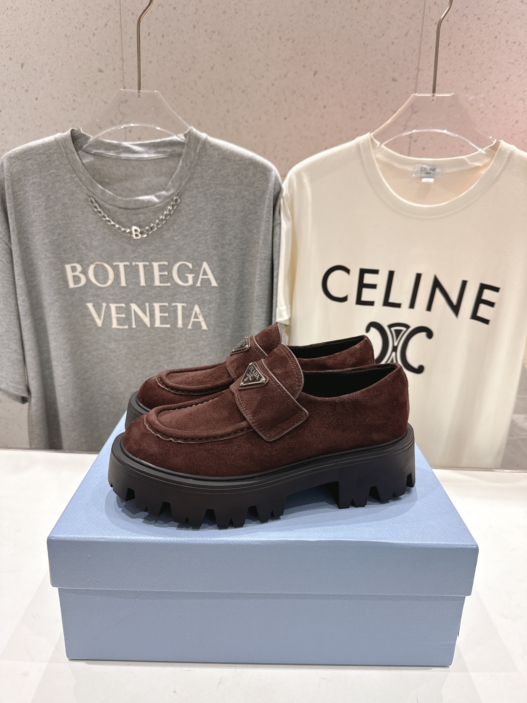 高版本出厂  
 prada* 普拉达ss25new arrival～P家2025ss新品三角扣单鞋乐福
