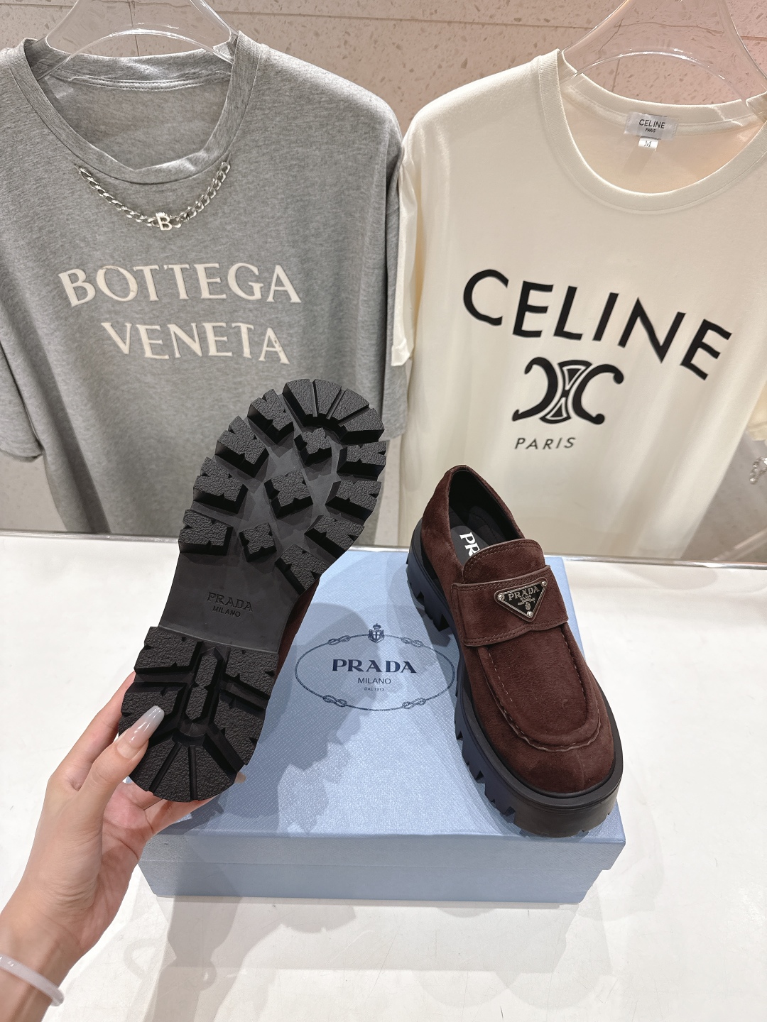 高版本出厂  
 prada* 普拉达ss25new arrival～P家2025ss新品三角扣单鞋乐福