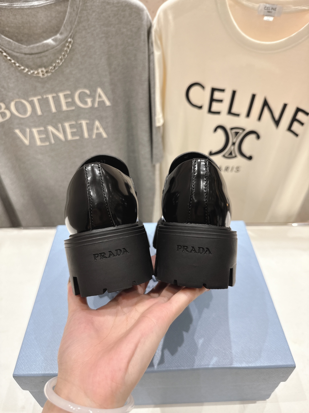 高版本出厂  
 prada* 普拉达ss25new arrival～P家2025ss新品三角扣单鞋乐福