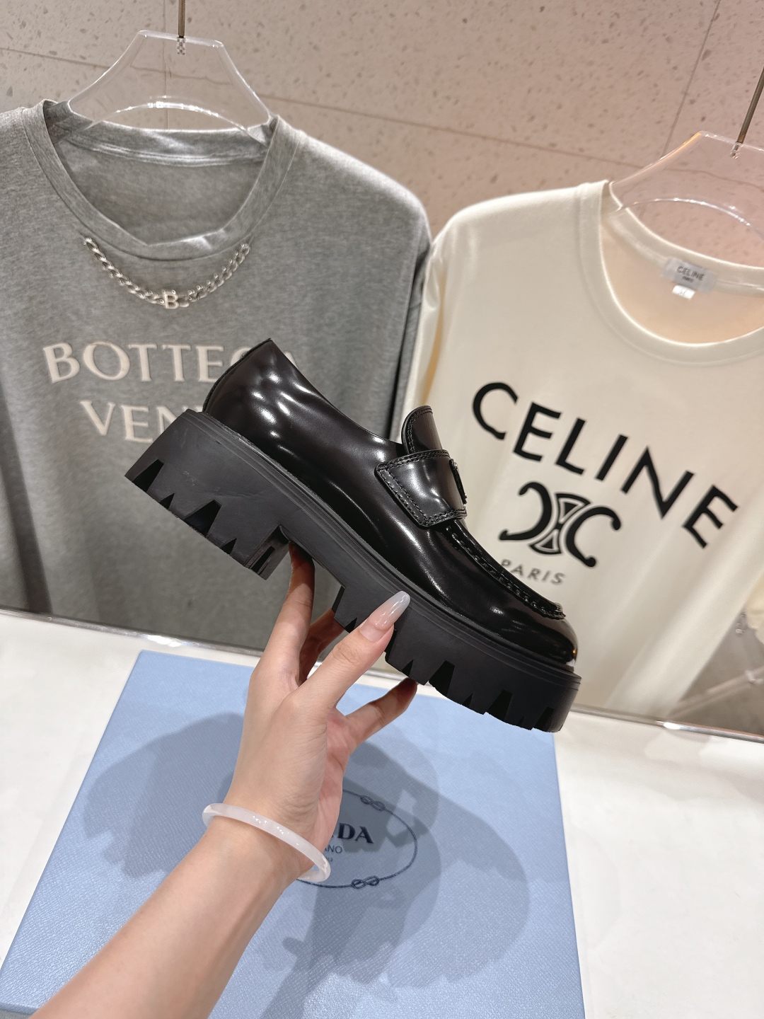 高版本出厂  
 prada* 普拉达ss25new arrival～P家2025ss新品三角扣单鞋乐福