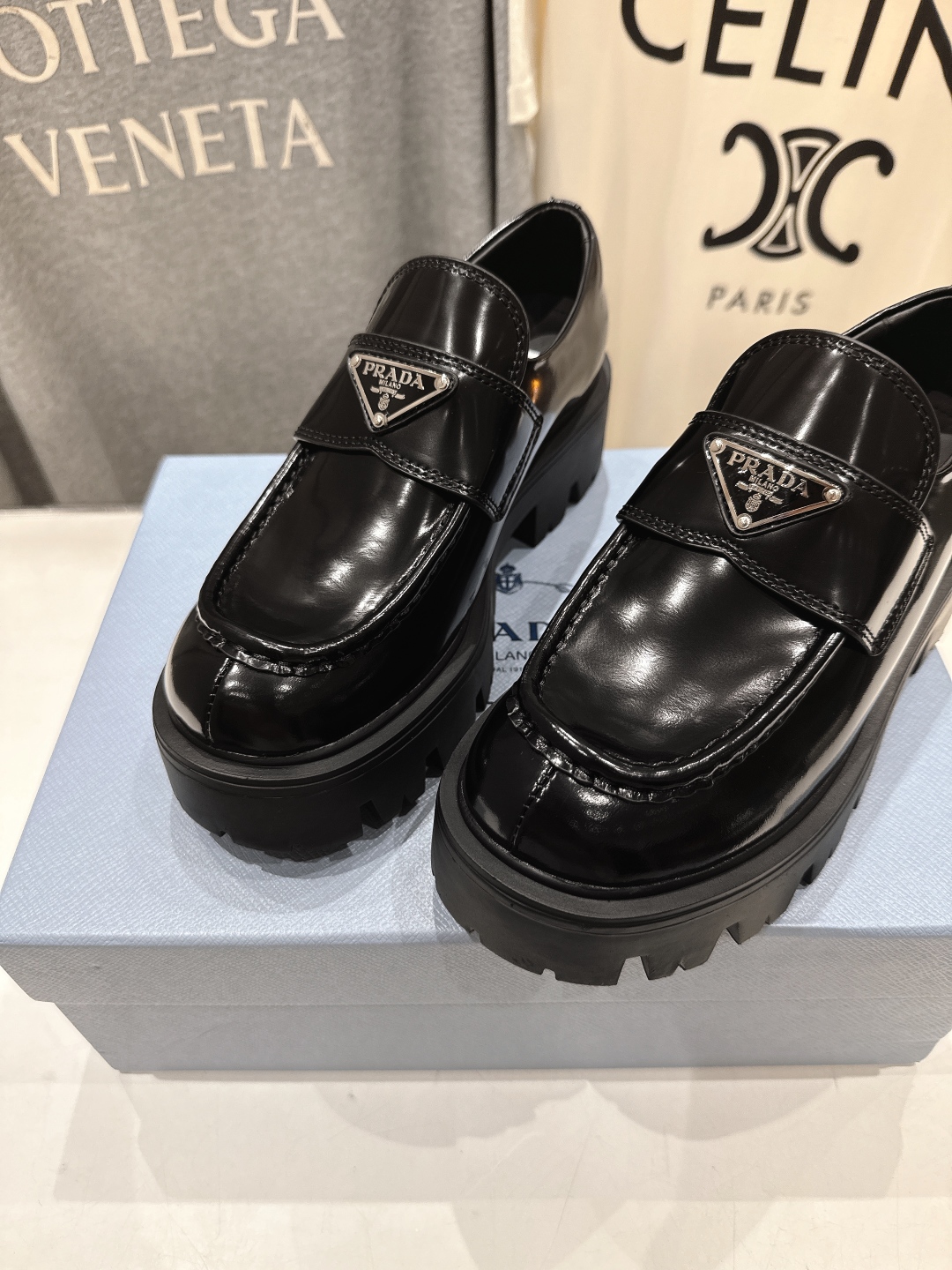 高版本出厂  
 prada* 普拉达ss25new arrival～P家2025ss新品三角扣单鞋乐福