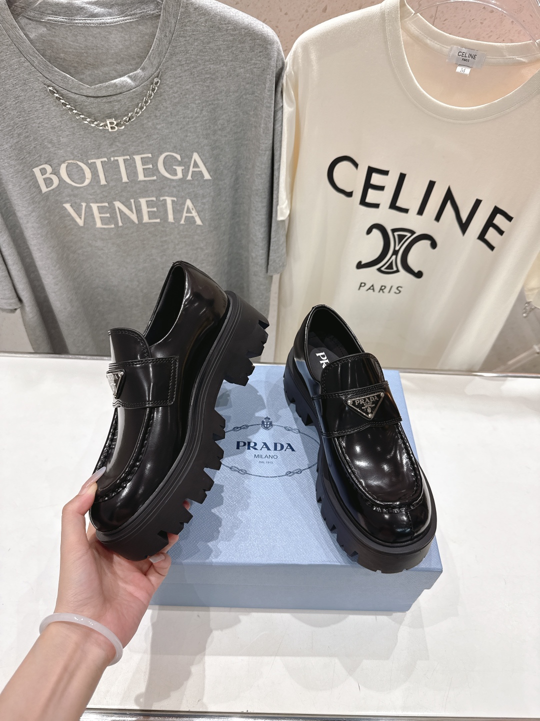 高版本出厂  
 prada* 普拉达ss25new arrival～P家2025ss新品三角扣单鞋乐福