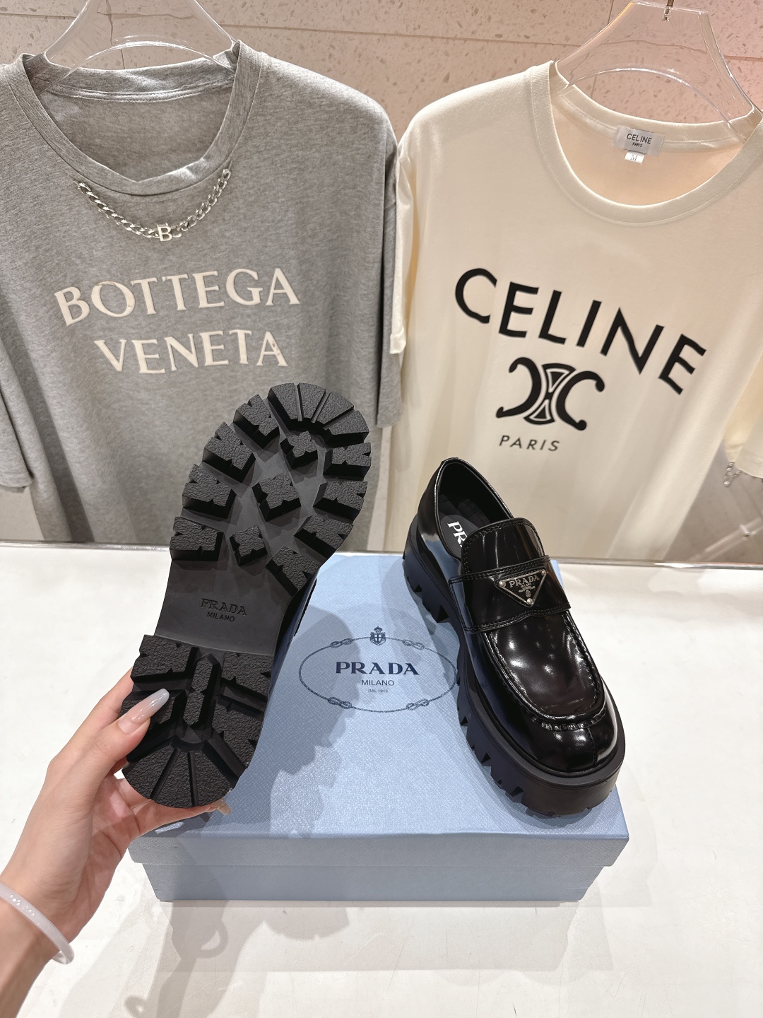 高版本出厂  
 prada* 普拉达ss25new arrival～P家2025ss新品三角扣单鞋乐福