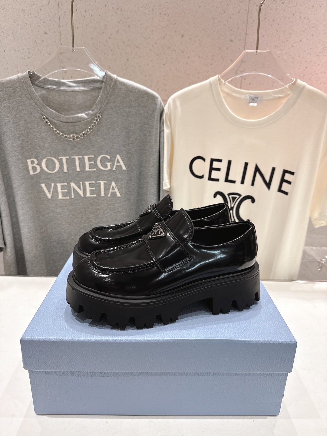 高版本出厂  
 prada* 普拉达ss25new arrival～P家2025ss新品三角扣单鞋乐福