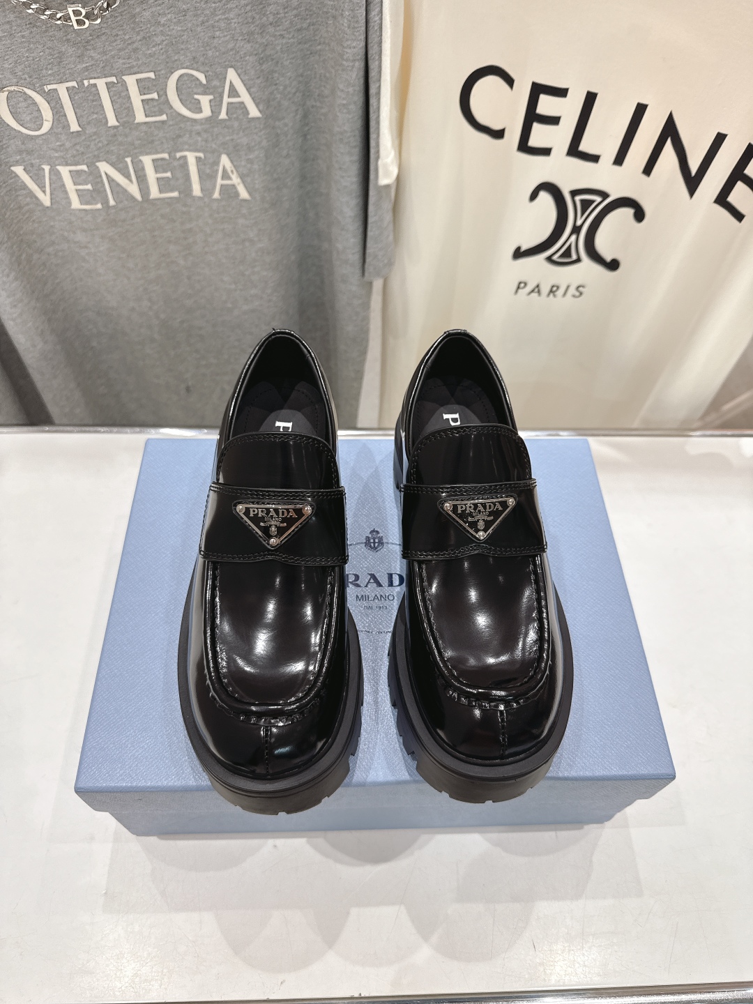 高版本出厂  
 prada* 普拉达ss25new arrival～P家2025ss新品三角扣单鞋乐福