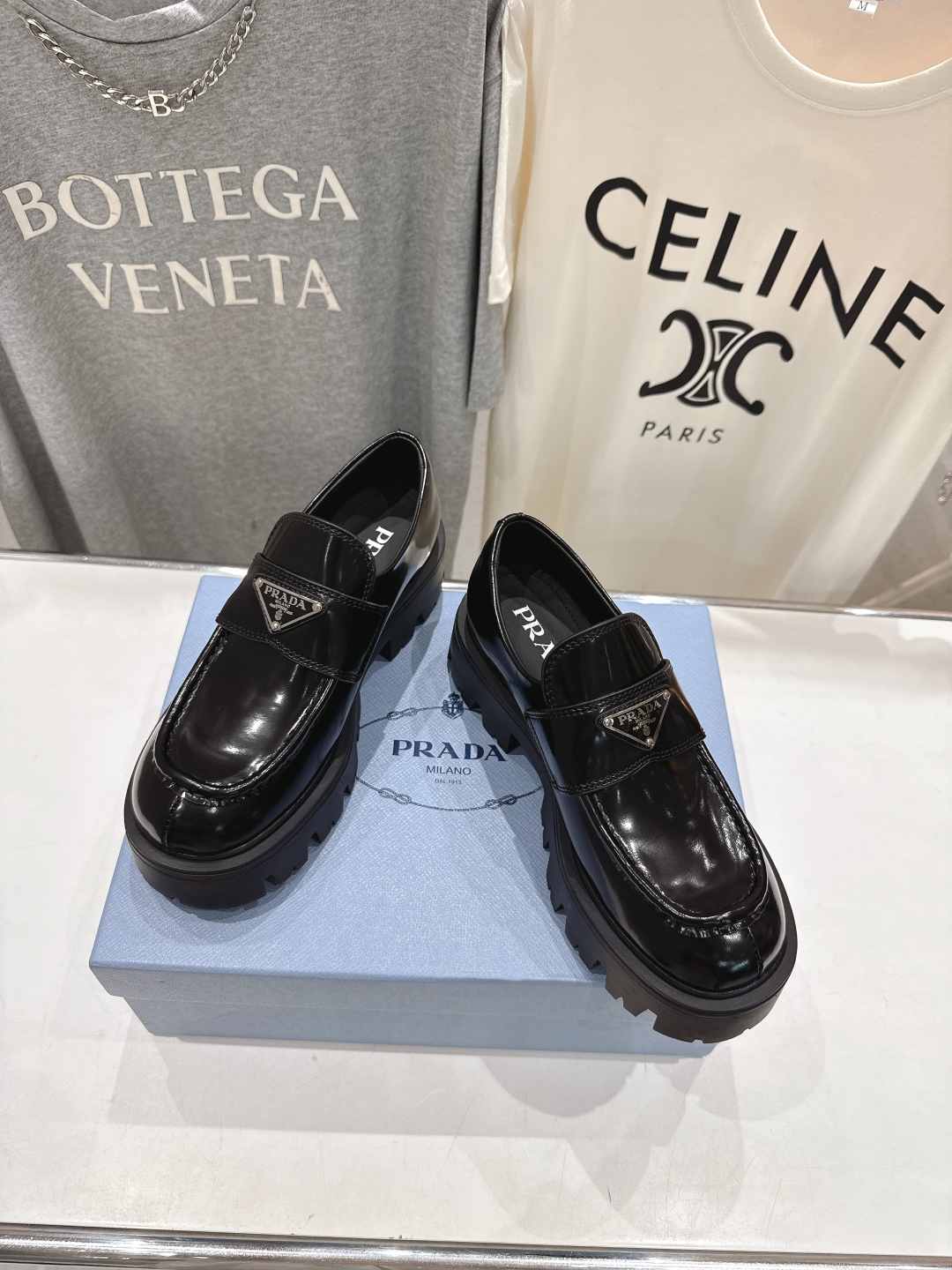 高版本出厂  
 prada* 普拉达ss25new arrival～P家2025ss新品三角扣单鞋乐福