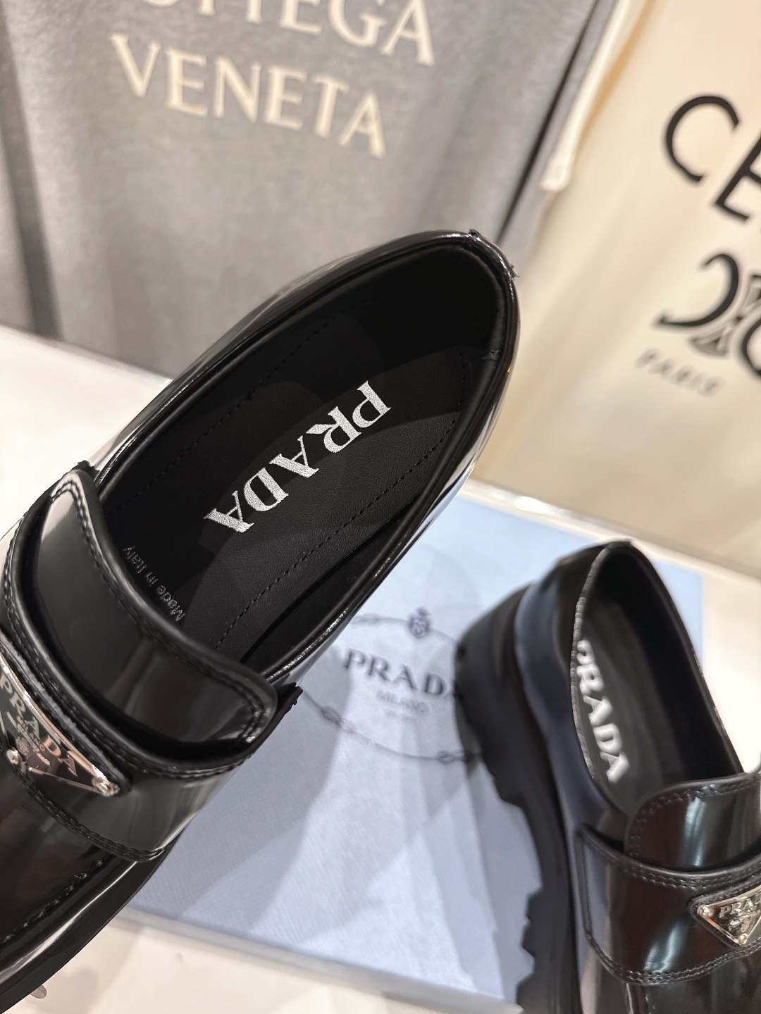 高版本出厂  
 prada* 普拉达ss25new arrival～P家2025ss新品三角扣单鞋乐福