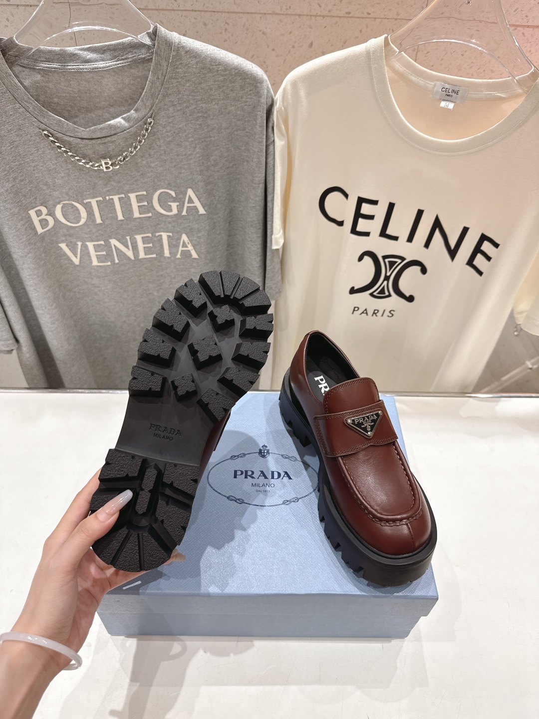 高版本出厂  
 prada* 普拉达ss25new arrival～P家2025ss新品三角扣单鞋乐福