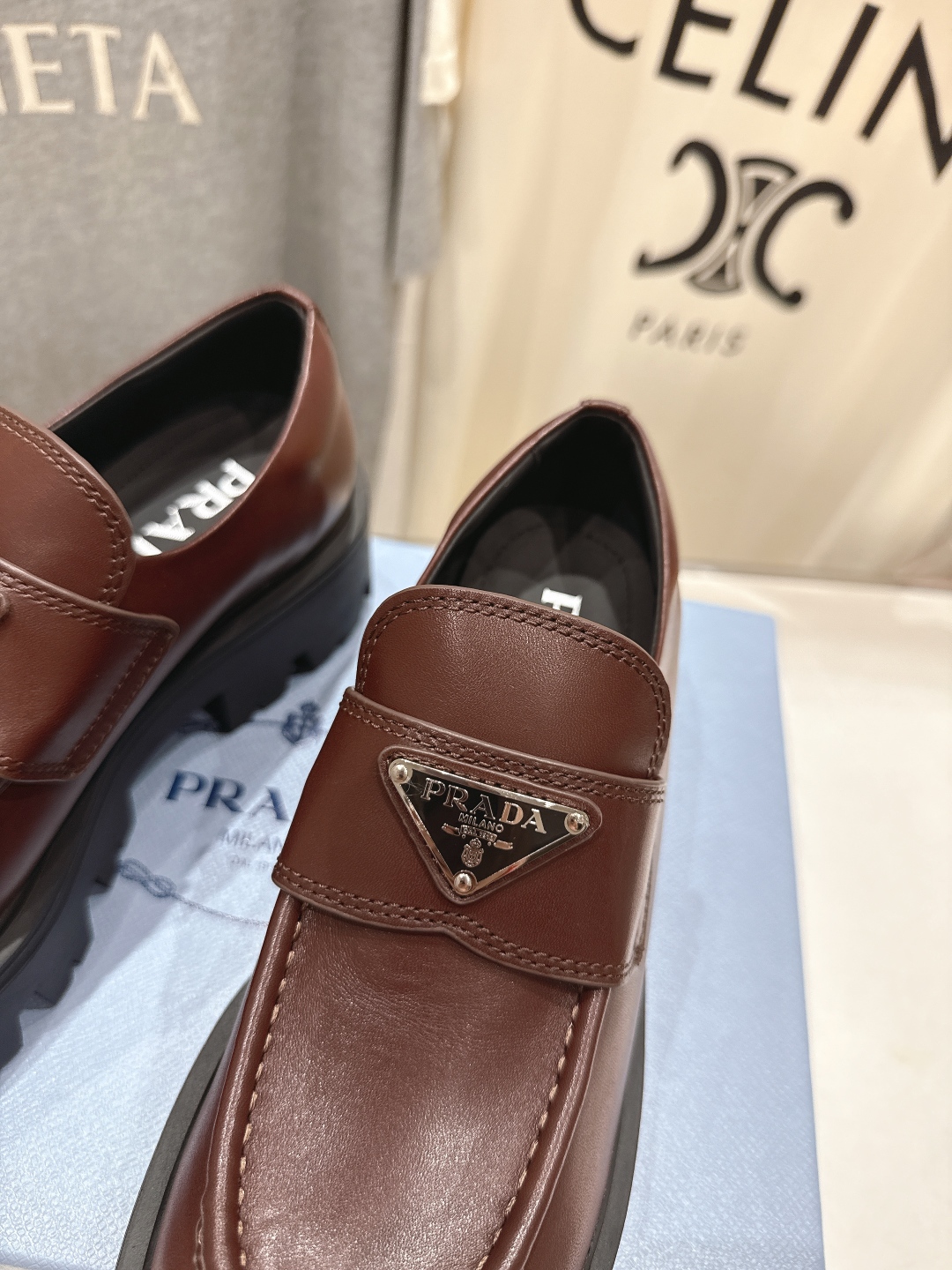 高版本出厂  
 prada* 普拉达ss25new arrival～P家2025ss新品三角扣单鞋乐福