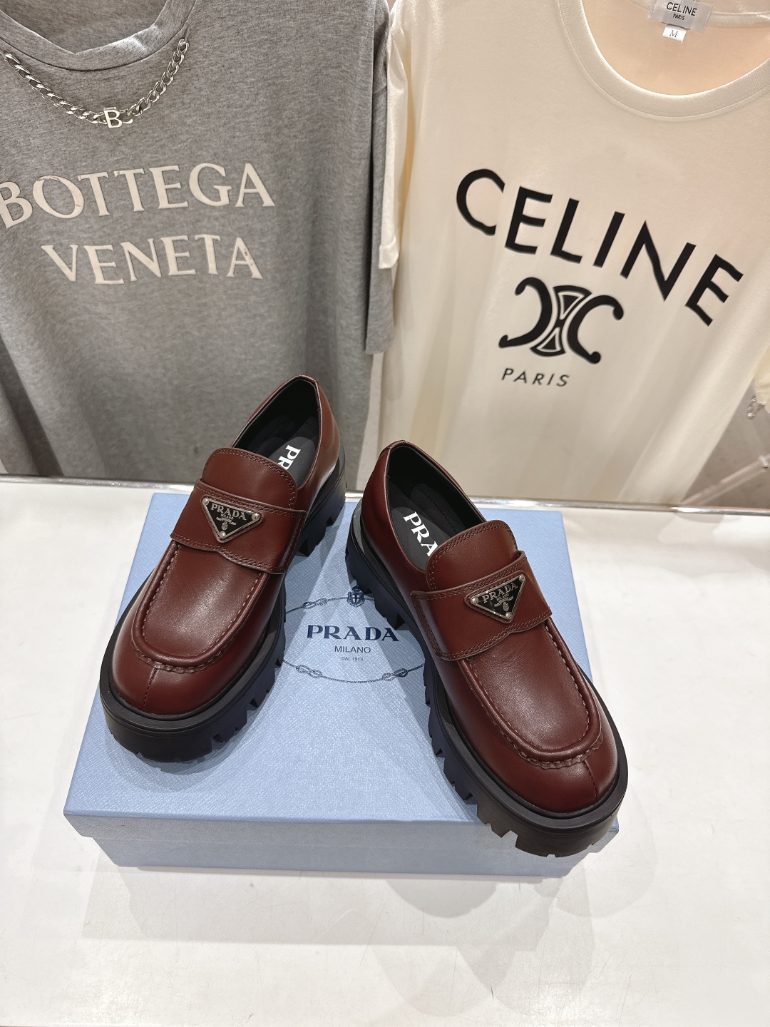 高版本出厂  
 prada* 普拉达ss25new arrival～P家2025ss新品三角扣单鞋乐福