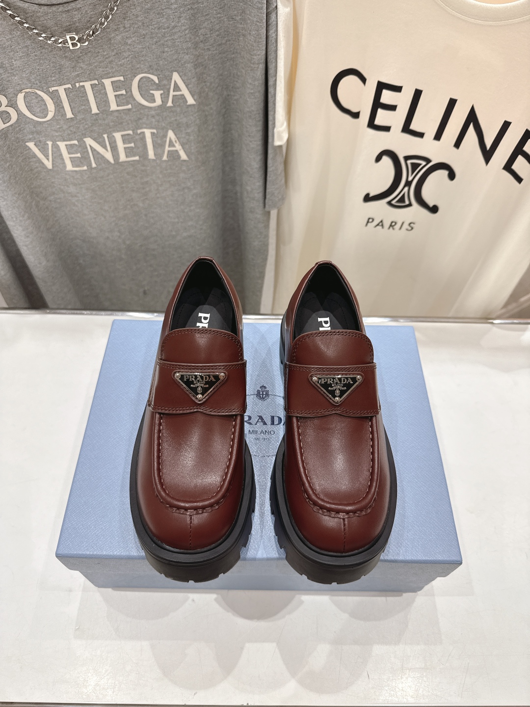 高版本出厂  
 prada* 普拉达ss25new arrival～P家2025ss新品三角扣单鞋乐福