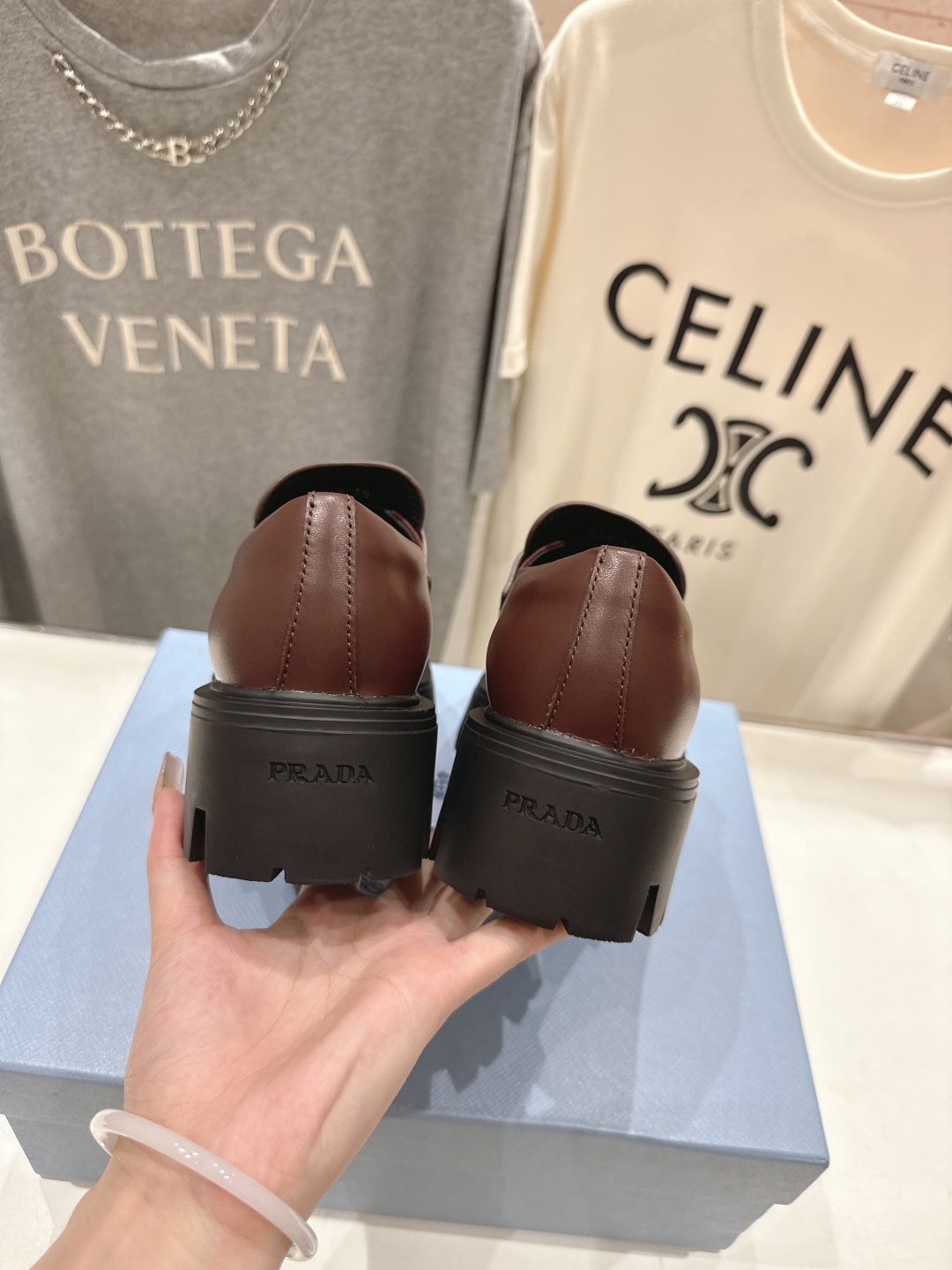 高版本出厂  
 prada* 普拉达ss25new arrival～P家2025ss新品三角扣单鞋乐福