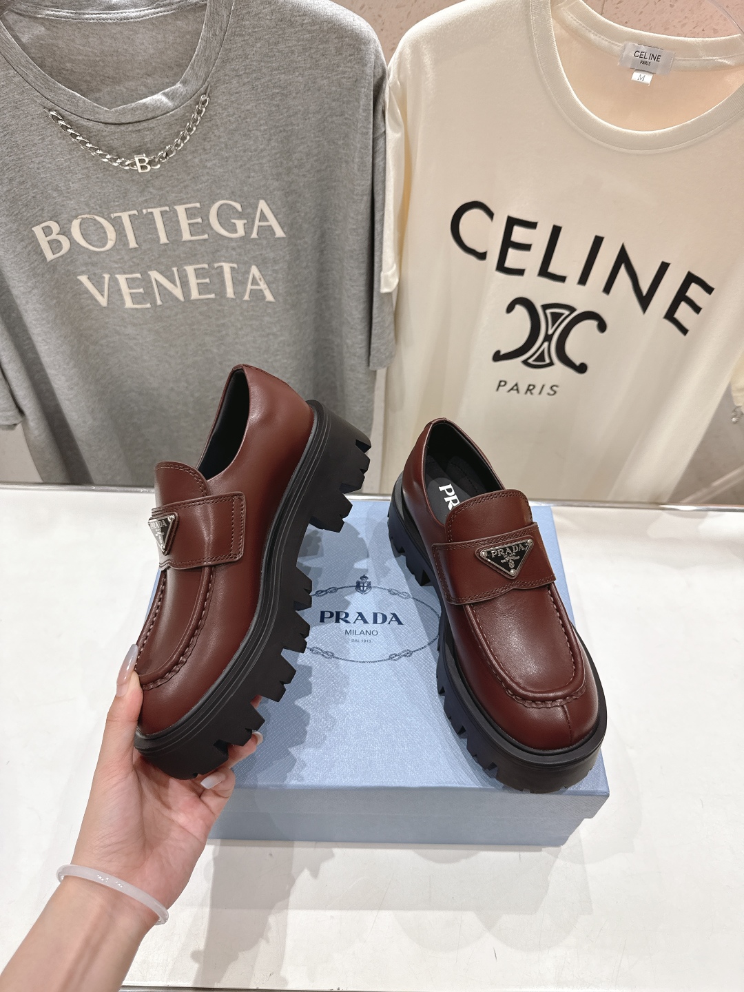 高版本出厂  
 prada* 普拉达ss25new arrival～P家2025ss新品三角扣单鞋乐福