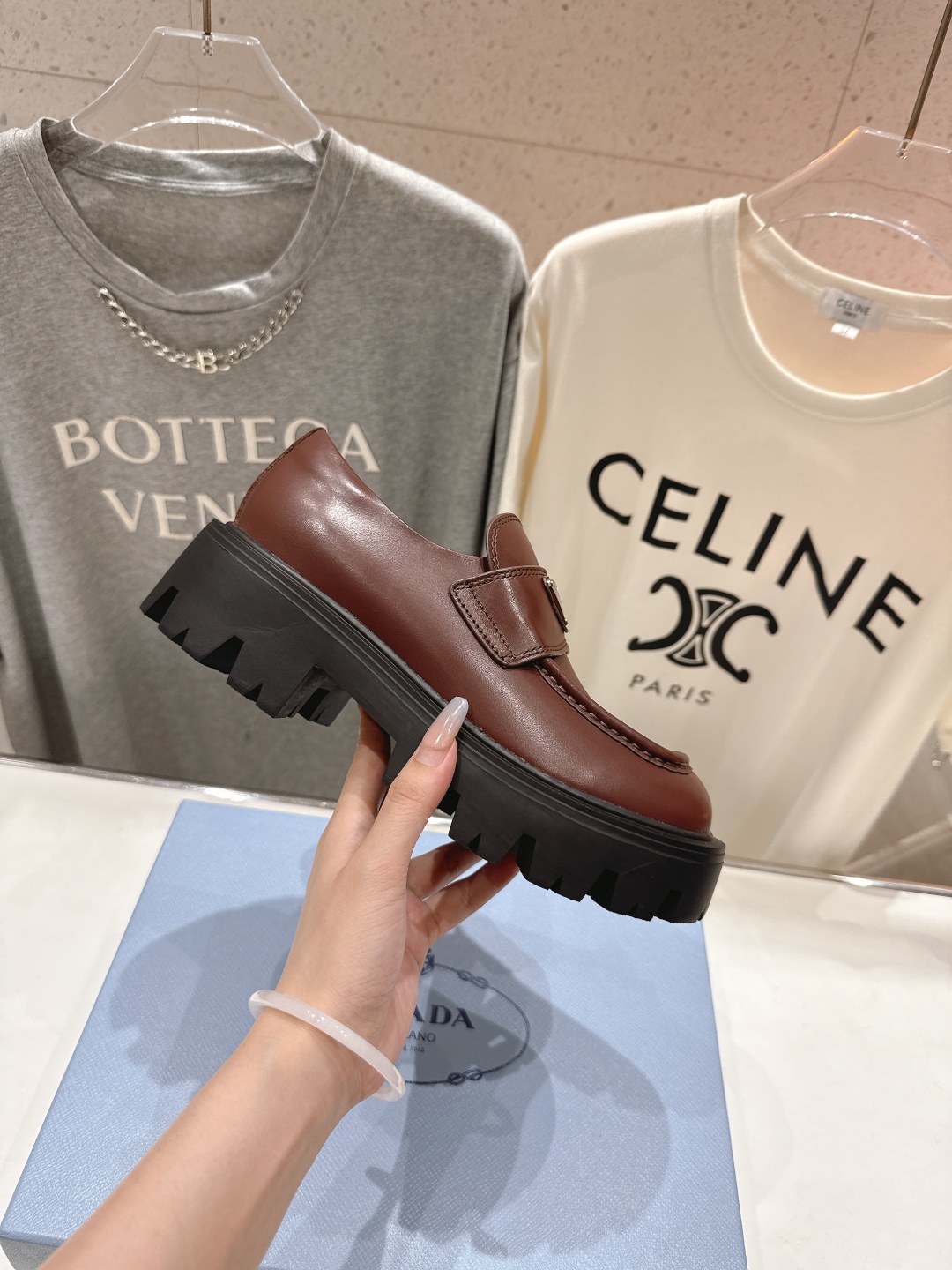 高版本出厂  
 prada* 普拉达ss25new arrival～P家2025ss新品三角扣单鞋乐福