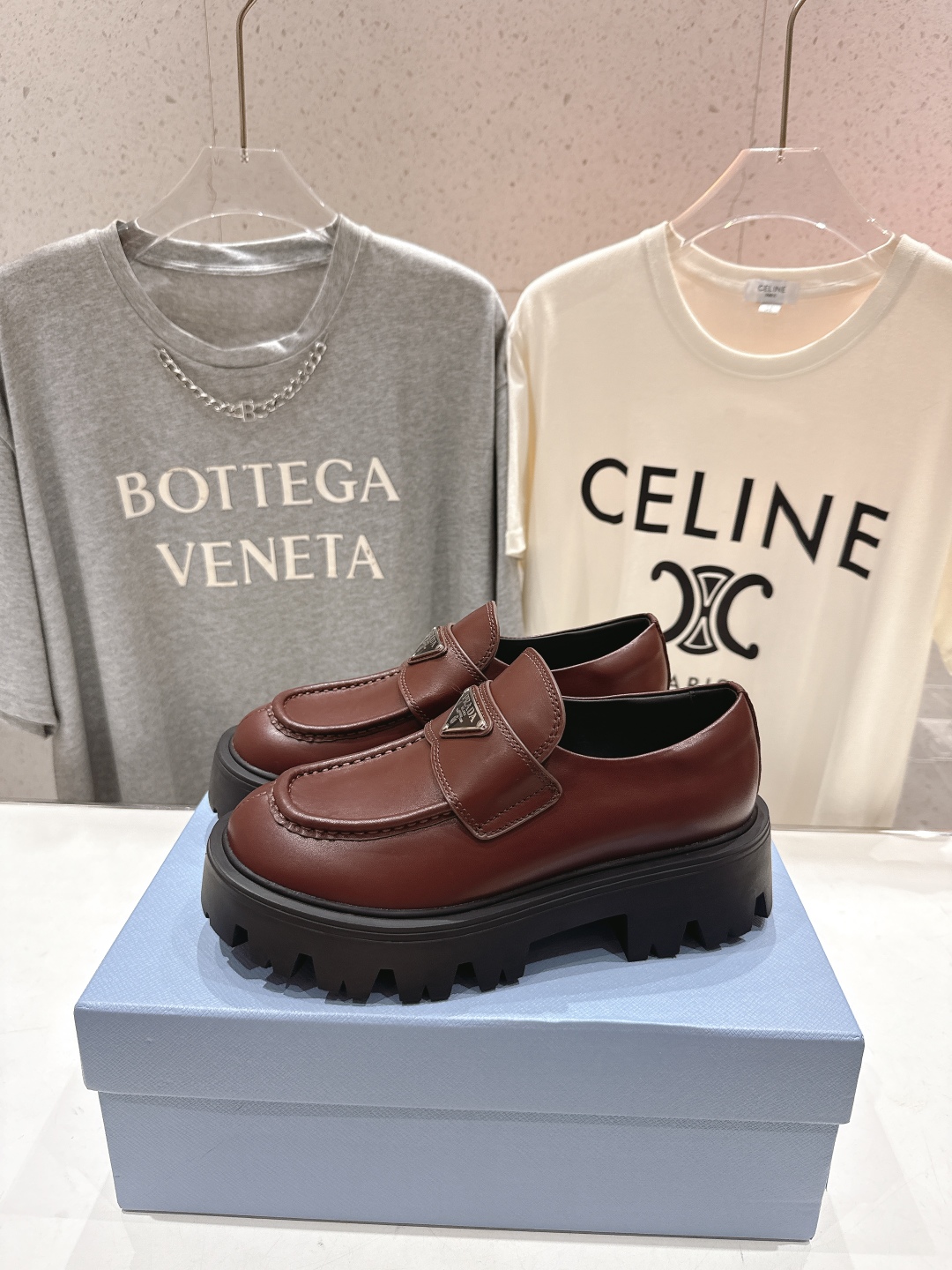 高版本出厂  
 prada* 普拉达ss25new arrival～P家2025ss新品三角扣单鞋乐福