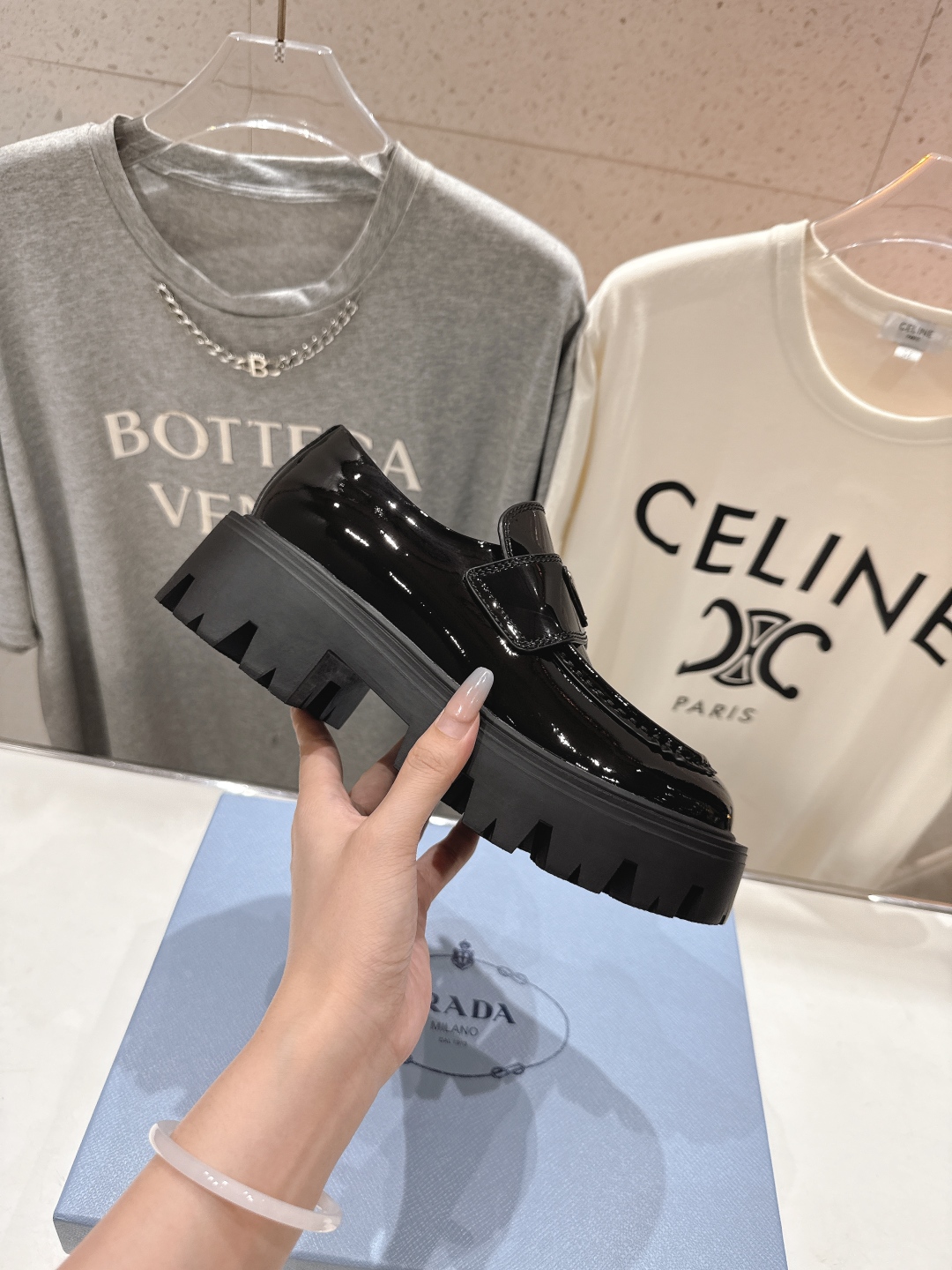 高版本出厂  
 prada* 普拉达ss25new arrival～P家2025ss新品三角扣单鞋乐福