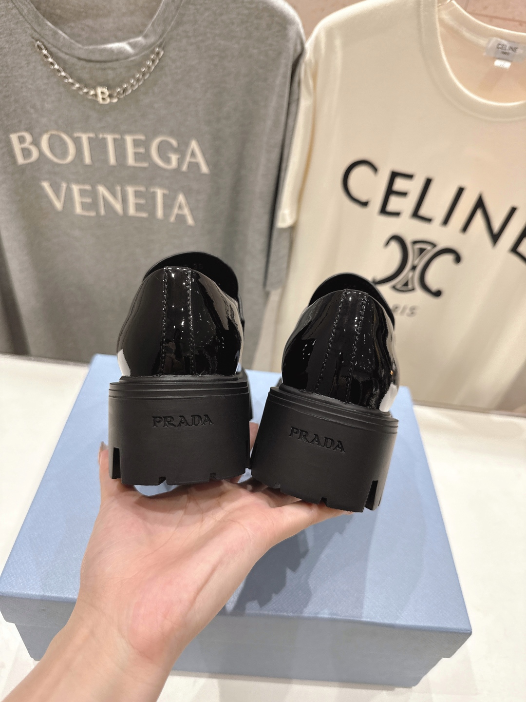 高版本出厂  
 prada* 普拉达ss25new arrival～P家2025ss新品三角扣单鞋乐福